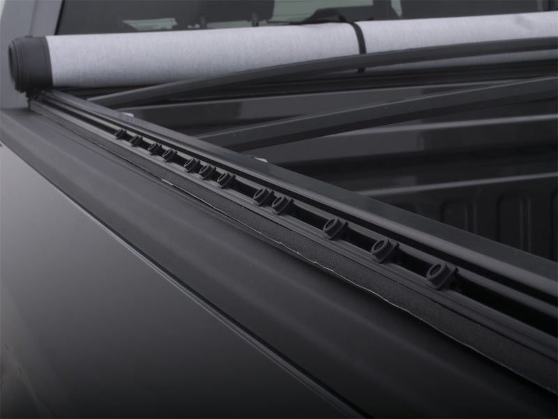 Lund 17-23 Ford F-250/350 Super Duty (6.8ft. Bed) Genesis Snap Tonneau Cover - Black