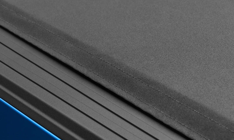 Lund 96-04 Dodge Dakota (6.5ft. Bed) Genesis Elite Roll Up Tonneau Cover - Black